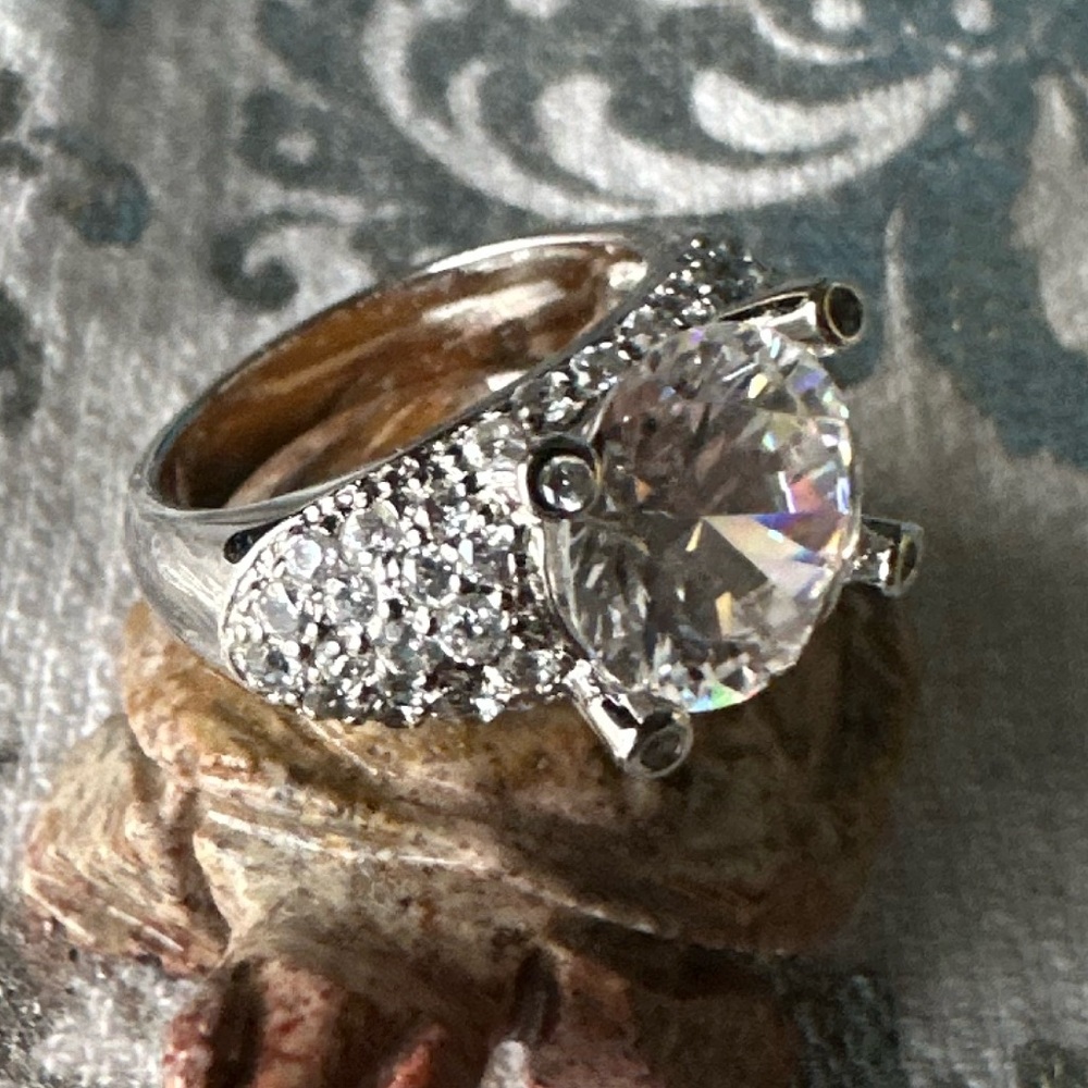 Absolute Solitaire diamond Ring - Picture 10 of 11